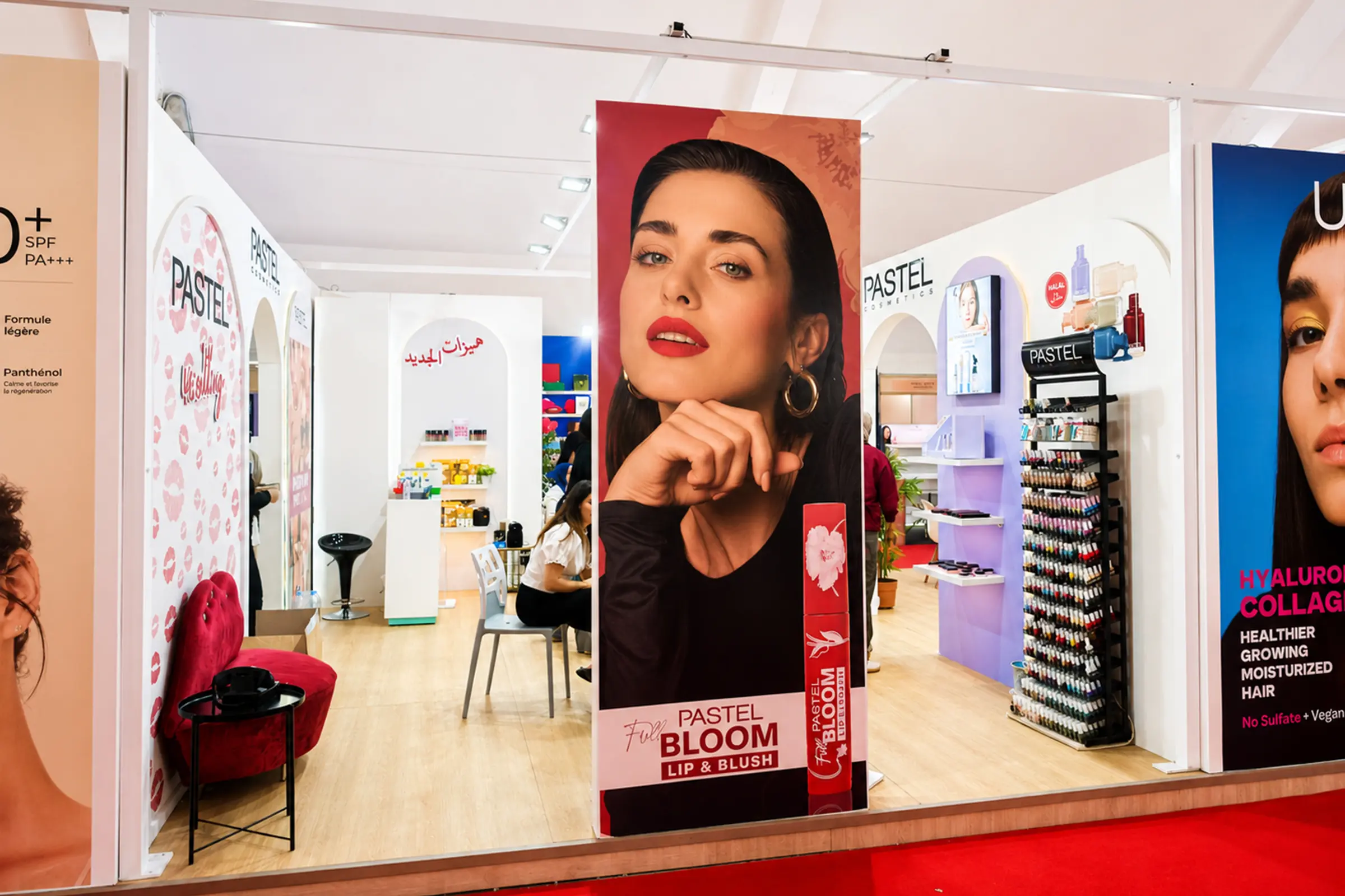 Vue intérieure du stand Absolute NewYork, Pastel, Urbane Care, Coxir au salon Cosmetista Expo Casablanca 2026 , design contemporain, structure ouverte.