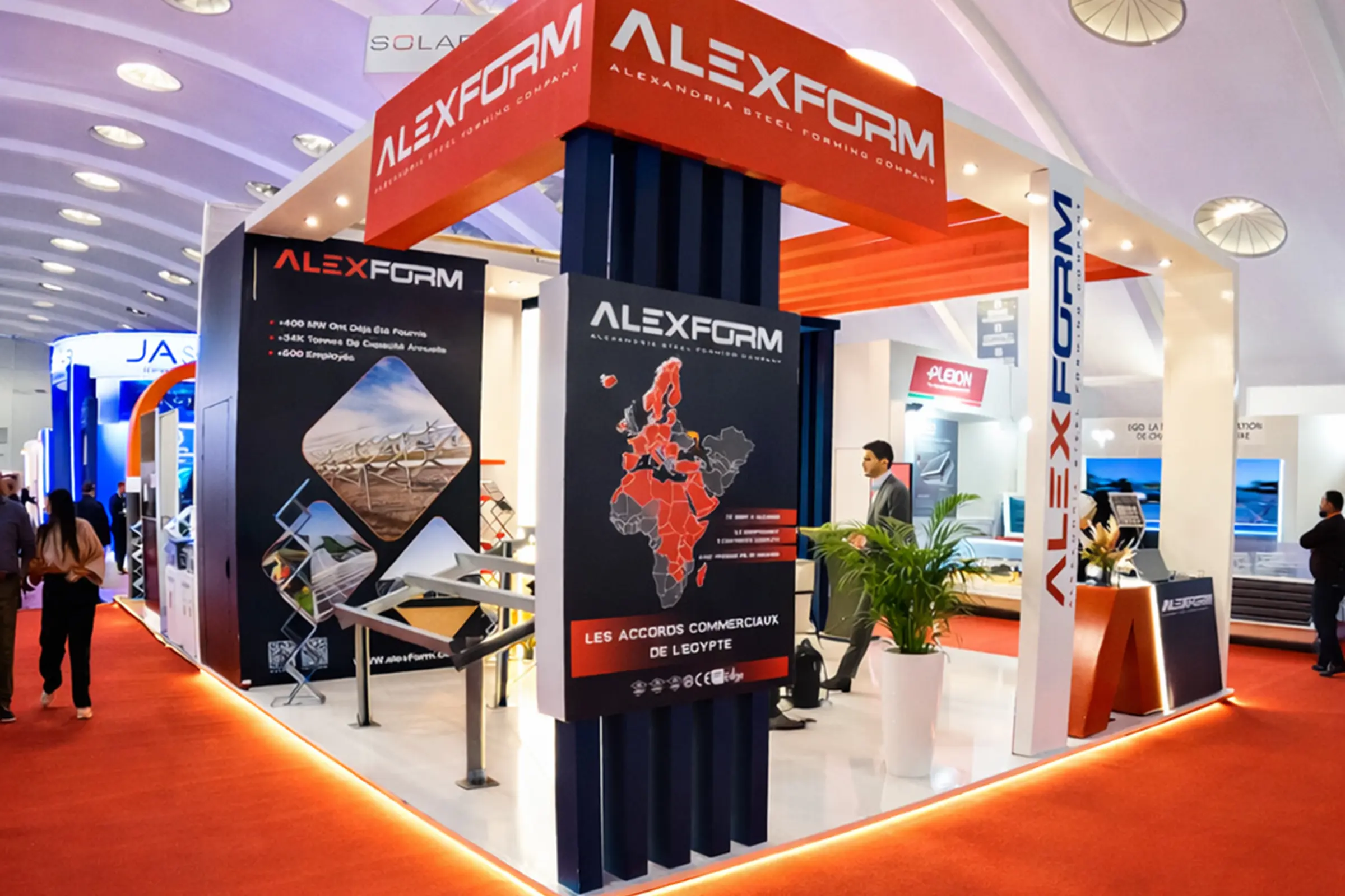 Stand AlexForm au Solaire Expo 2025 à Casablanca, vue extérieure en angle, stand d’exposition sur mesure pour le secteur solaire avec structure architecturale moderne et éclairage LED intégré