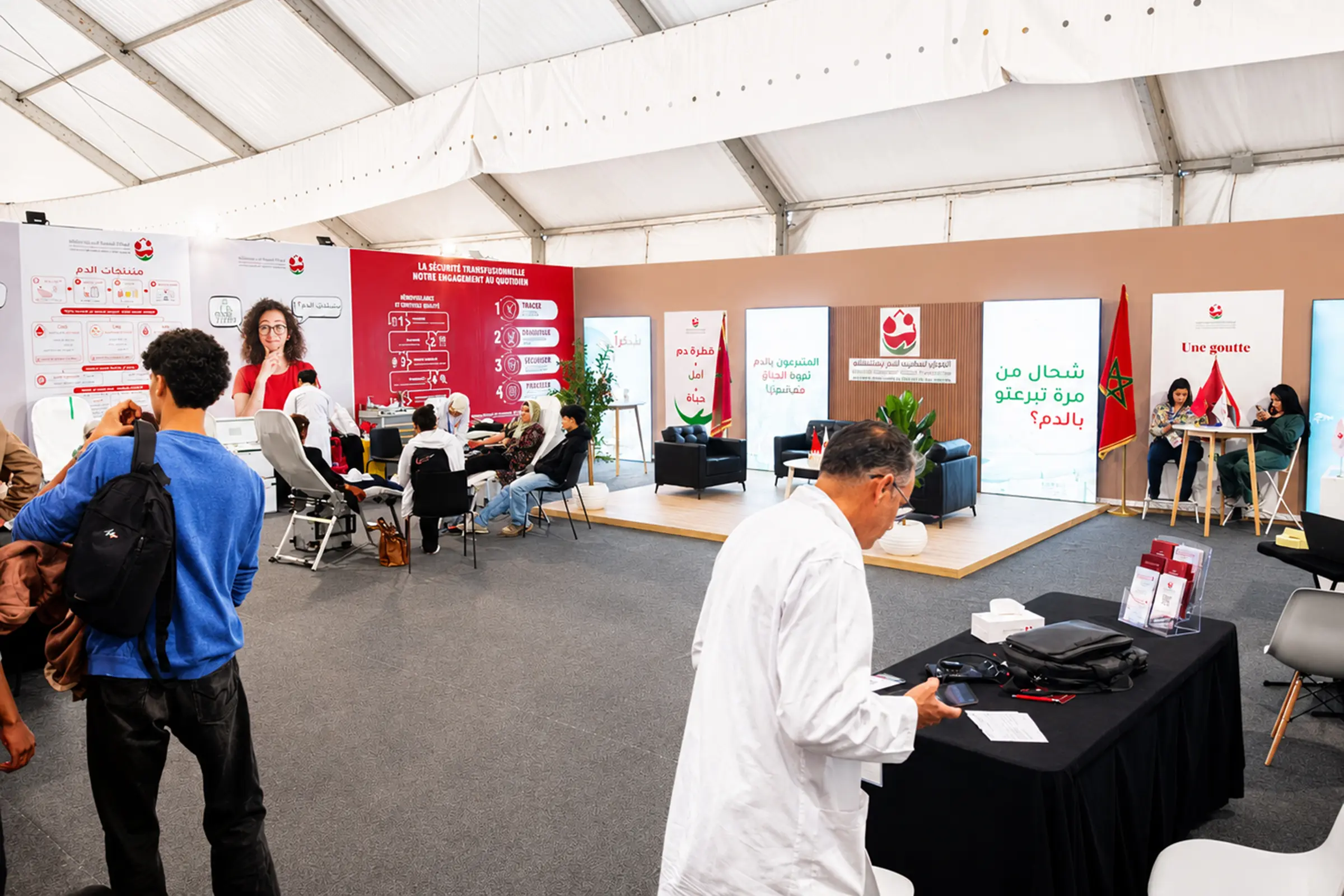 Vue intérieure du Stand de l'Agence Marocaine du Sang et ses Dérivés aux Journées Portes Ouvertes de la Direction Générale de la Sécurité Nationale 2026 à Casablanca 2026.