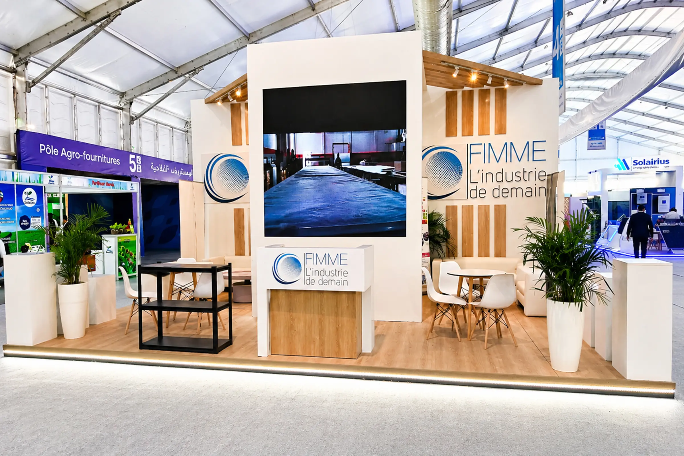 Vue extérieure du stand de la FIMME au SIAM Meknès, 2026, design moderne, structure ouverte et zones de démonstration technologique
