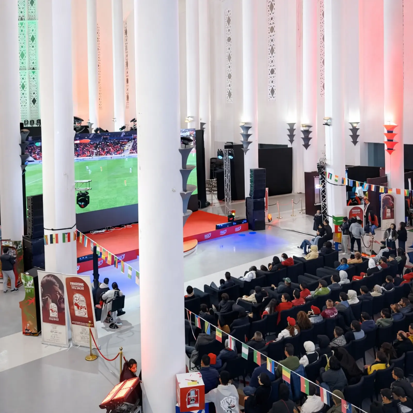 Espace de retransmission des matchs de la CAN 2025 au sein de la Fanzone Ezone à Casablanca, avec écran géant, assises et public rassemblé pour le match Maroc – Nigeria