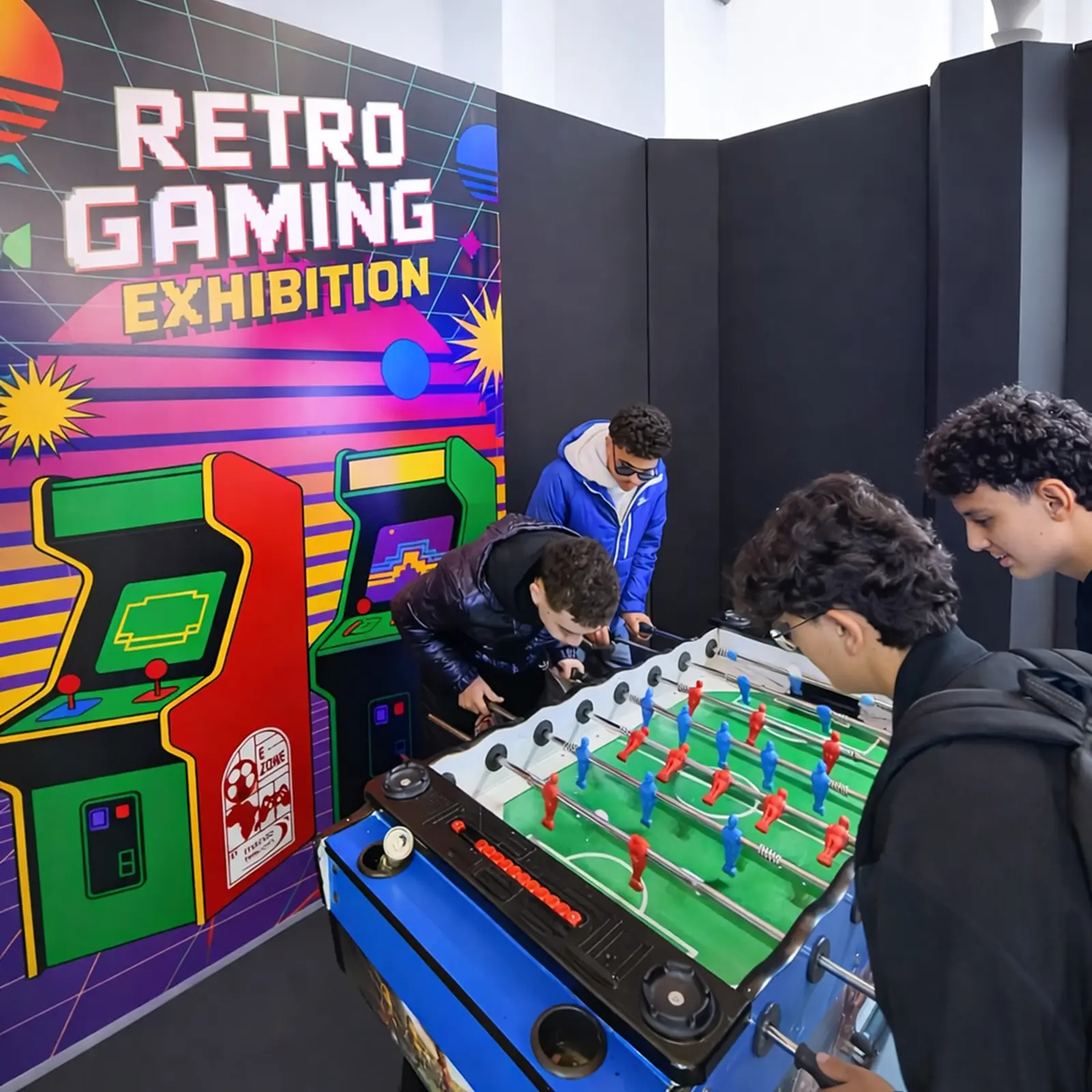 Animation baby-foot au sein de la Retro Gaming Exhibition de la Fanzone Ezone à Casablanca lors de la CAN 2025, avec espace gaming rétro aménagé par MG Corp.