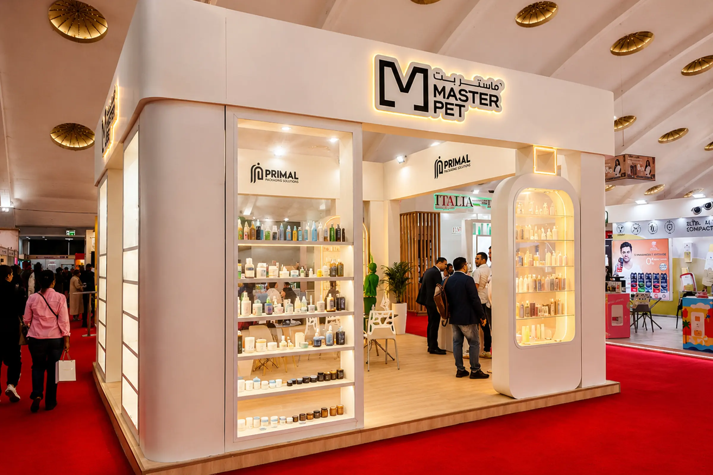 Stand Master Pet au Cosmetista Expo Casablanca 2026 , vue extérieure en angle, architecture moderne avec éclairage LED et espaces d’accueil professionnels 