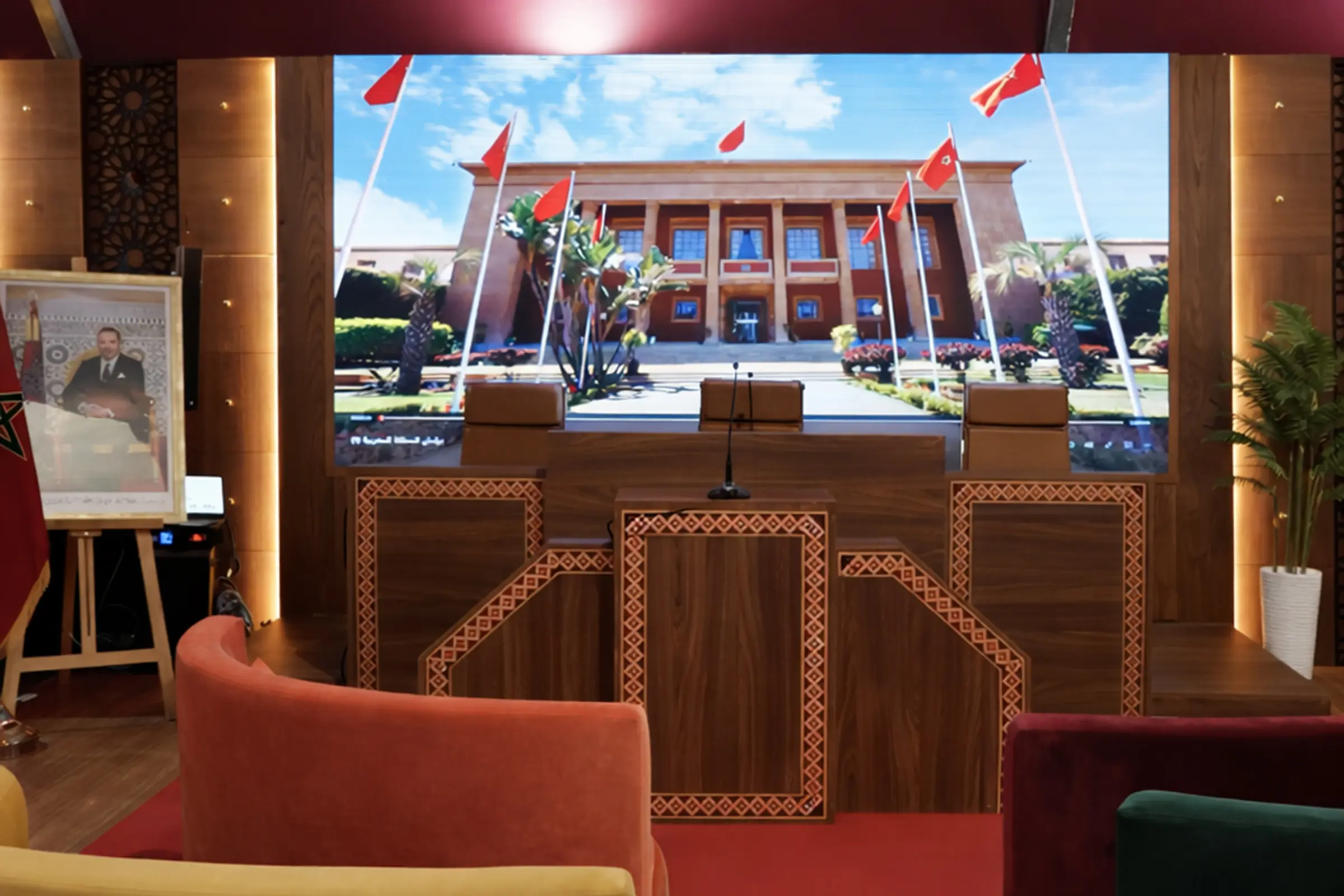 Aménagement intérieur du stand du Parlement au SIEL 2025 à Rabat, mobilier sur mesure, zones de lecture et identité institutionnelle marocaine