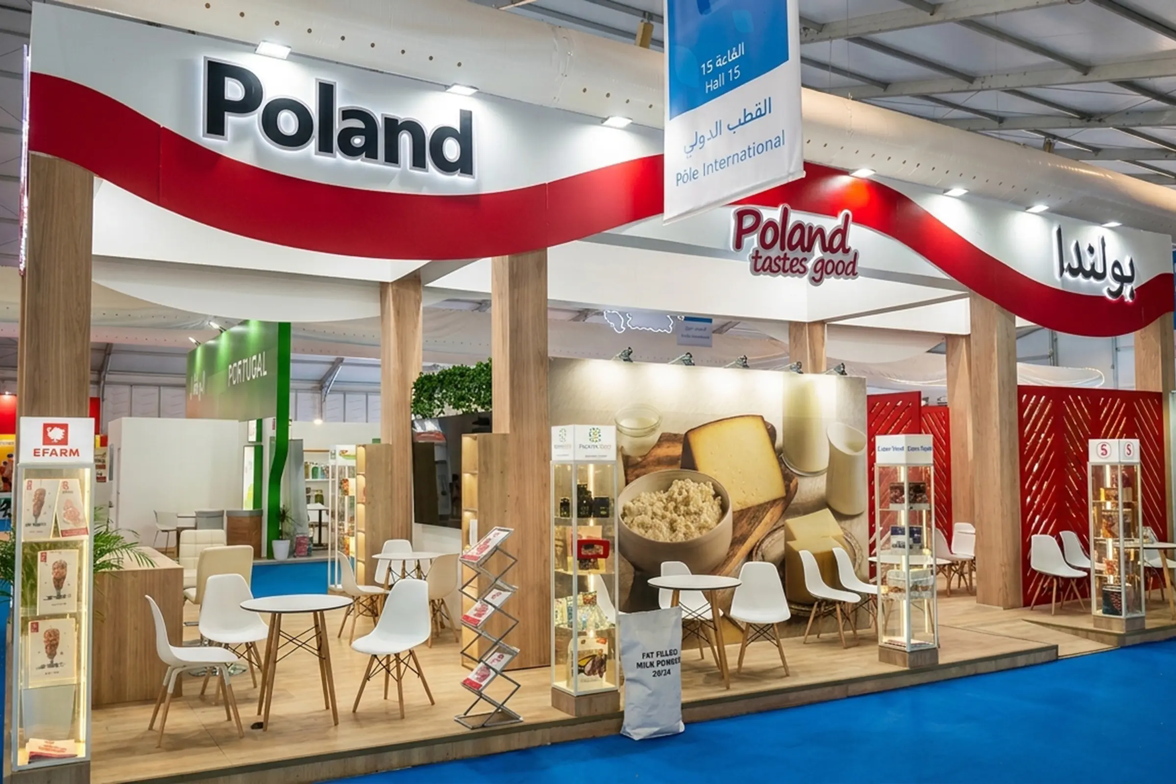 Vue extérieure du stand du pavillon polonais au SIAM Meknès, 2026, design moderne, structure ouverte et zones de démonstration technologique