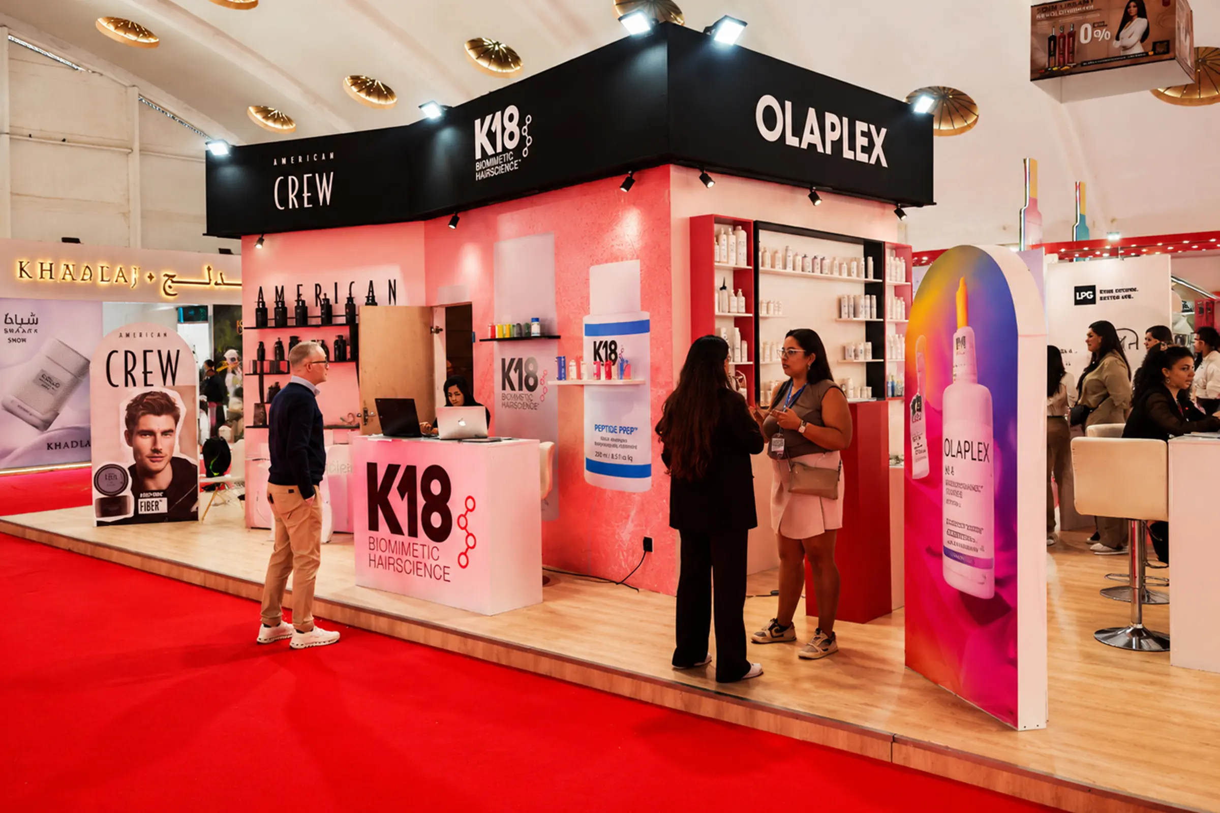 Vue extérieure du stand Revlon, Olaplex, Oribe, K18 au salon Cosmetista Expo Casablanca 2026 , design moderne.
