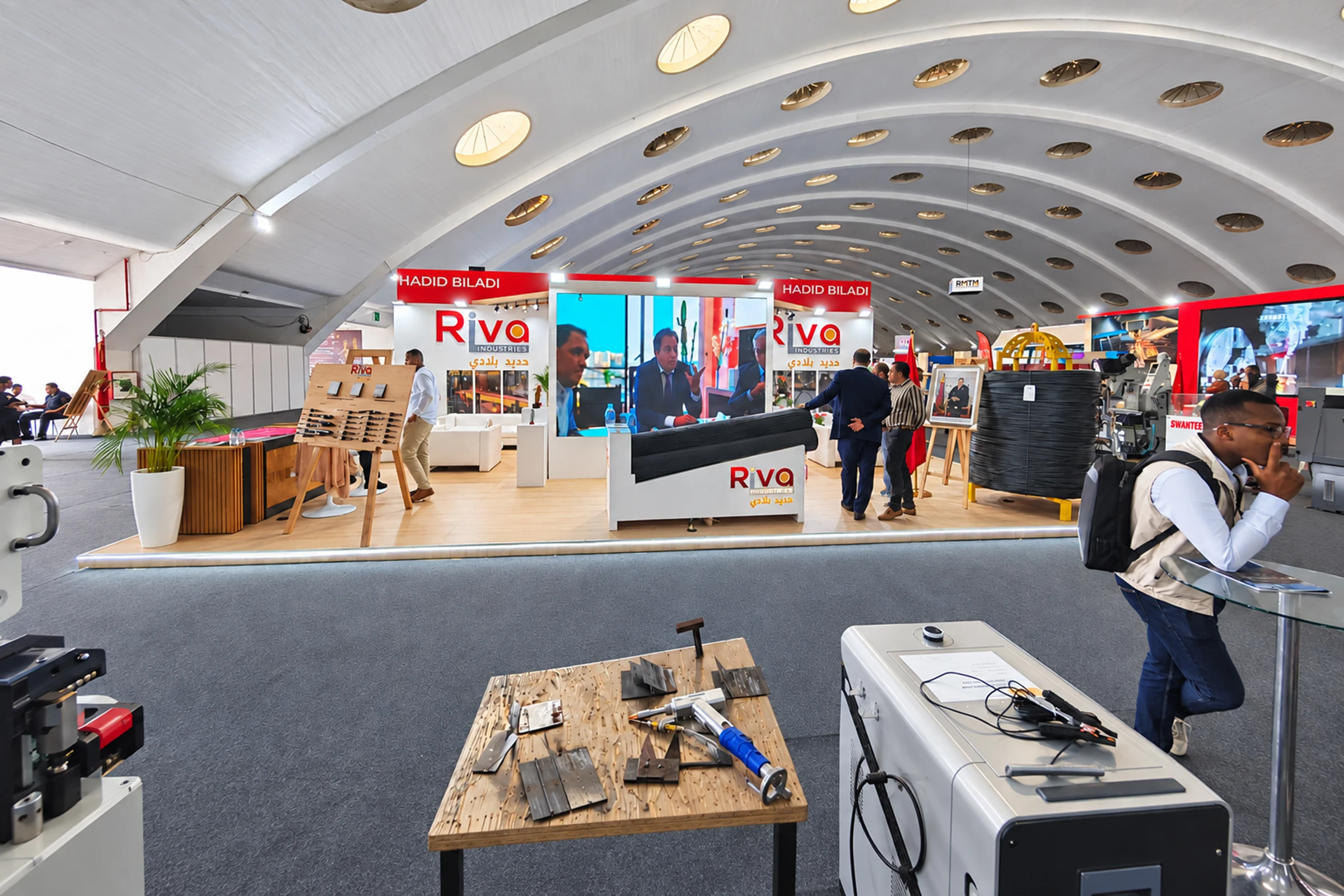 Vue de face du stand Riva au SISTEP 2026 à Casablanca, stand professionnel sur mesure à l’architecture industrielle moderne