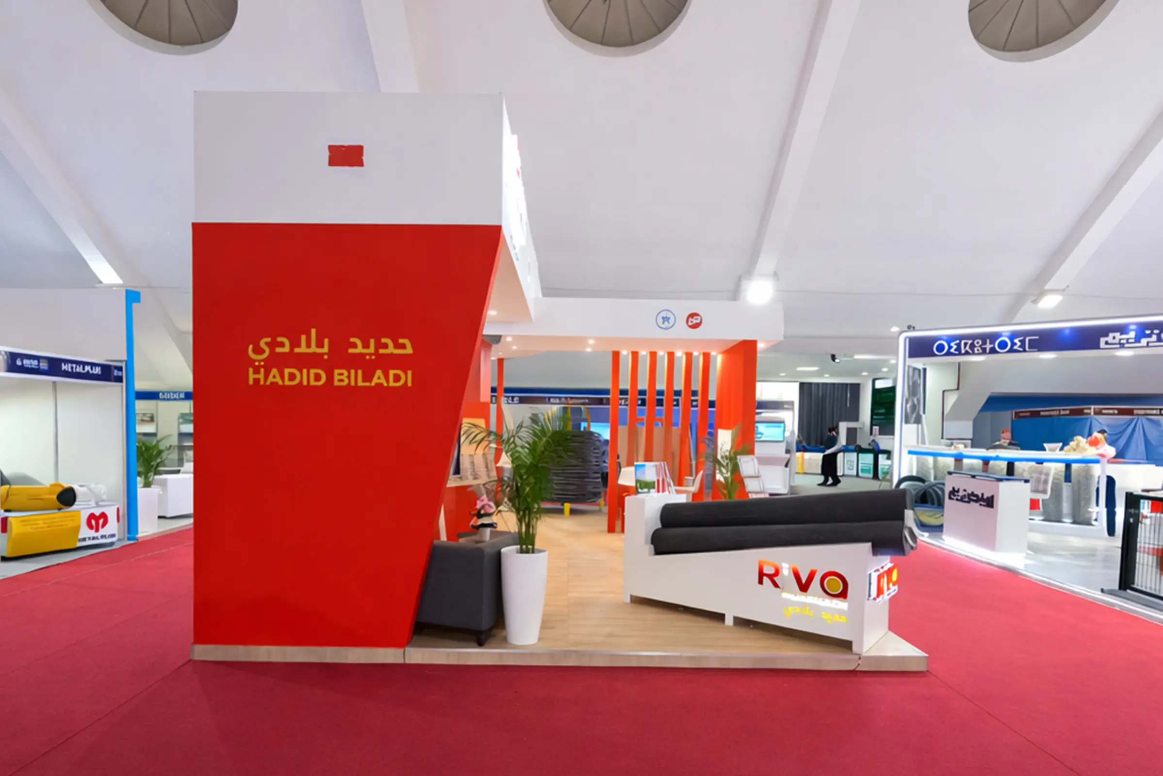 Vue latérale du stand Riva au SISTEP 2025 à Casablanca, structure de stand industriel sur mesure avec espaces de présentation