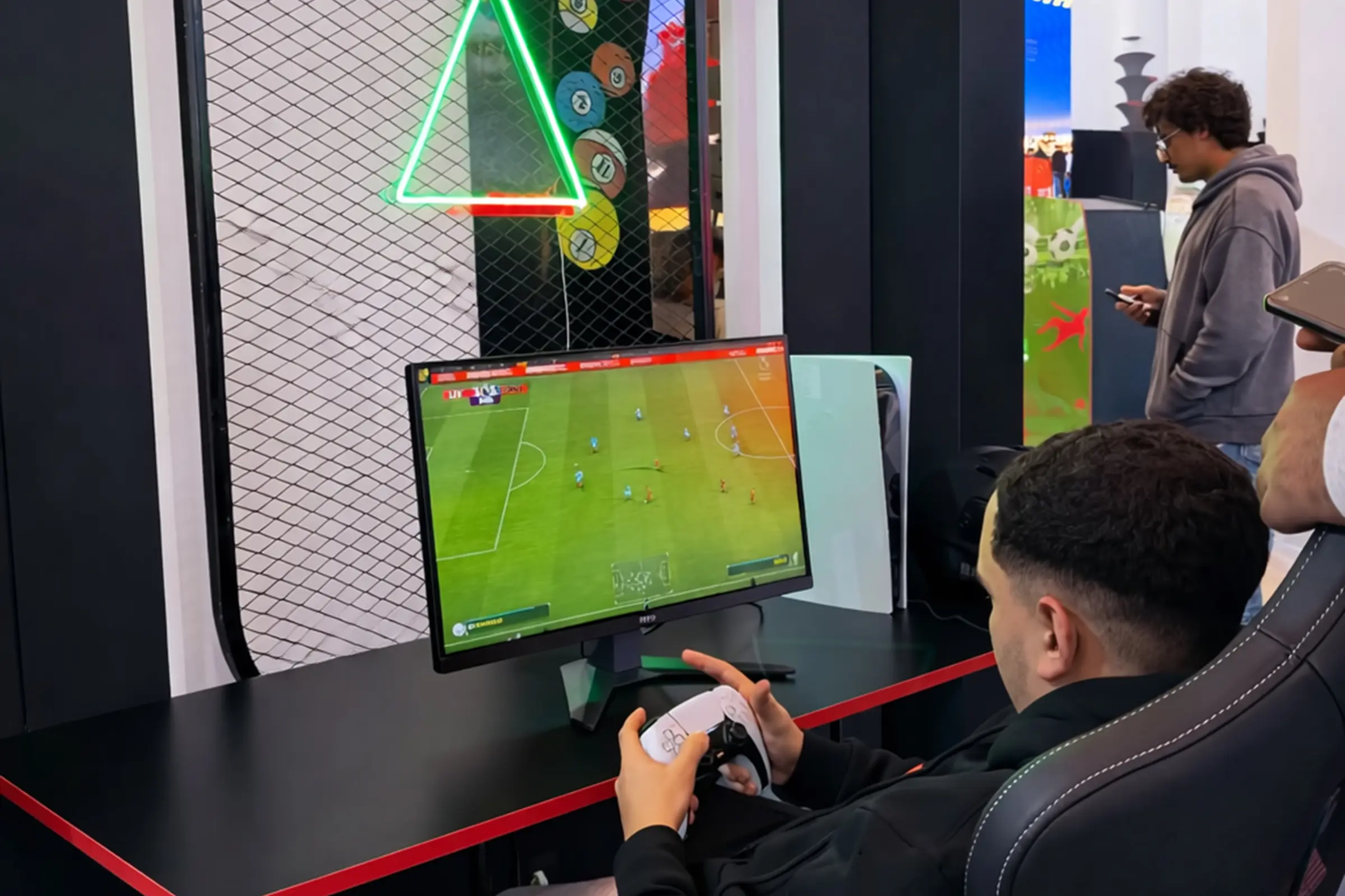 Stand console de la Fédération Royale Marocaine des Jeux Électroniques (FRMJE) dans l’eZone Fanzone à Casablanca pendant la CAN 2025.