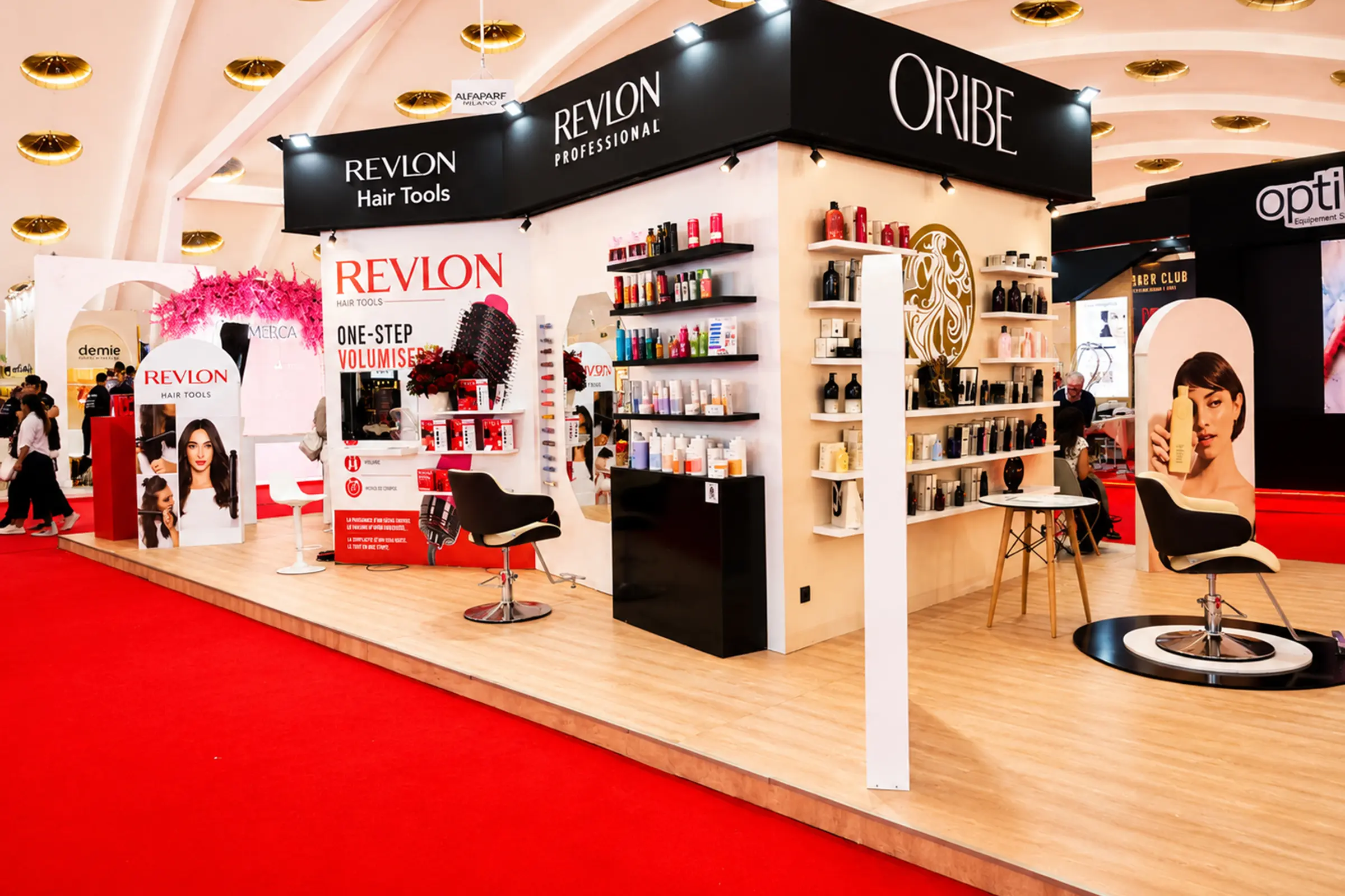 Vue face du stand Revlon, Olaplex, Oribe, K18 au salon Cosmetista Expo Casablanca 2026 , design contemporain, structure ouverte et présentoirs d'expositions de produits