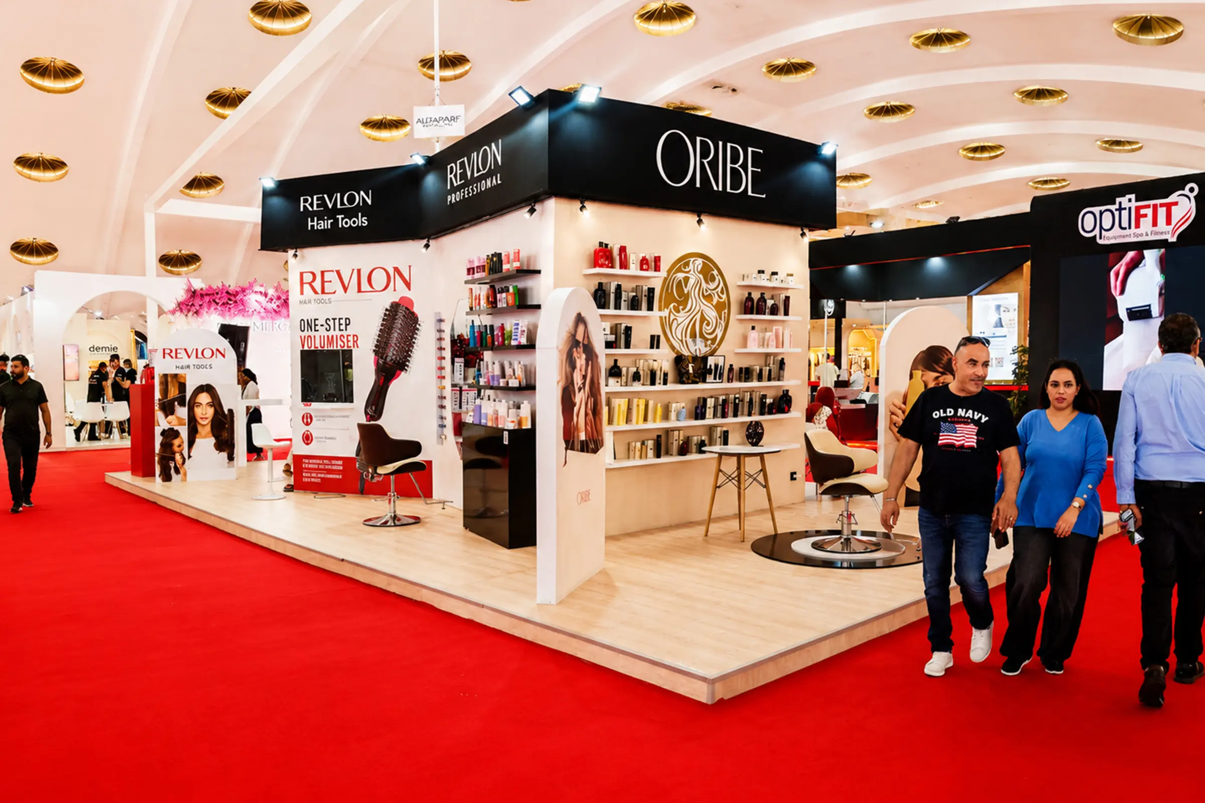 Stand Revlon, Olaplex, Oribe, K18 au salon Cosmetista Expo Casablanca 2026 , structure ouverte et présentoirs d'expositions de produits