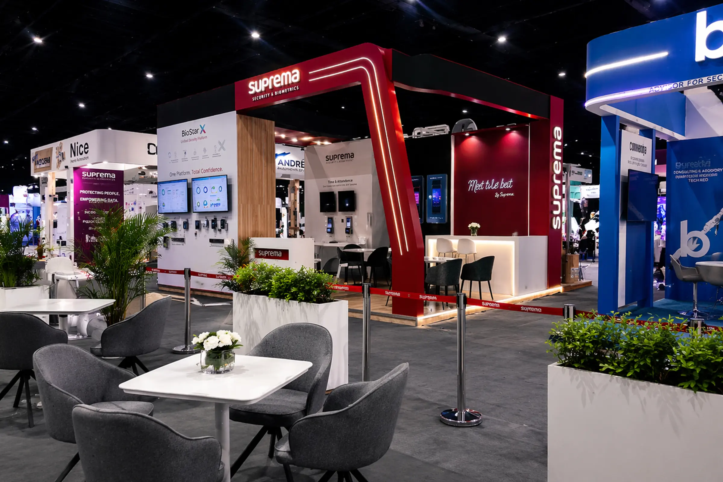 Vue eloignée du stand Suprema au salon GITEX Africa Marrakech 2026, design contemporain, structure ouverte et zones de démonstration technologique